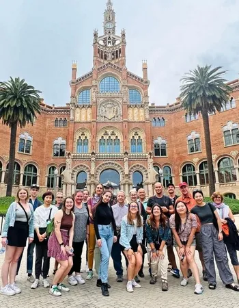 Tour around Sagrada Familia neighbourhood